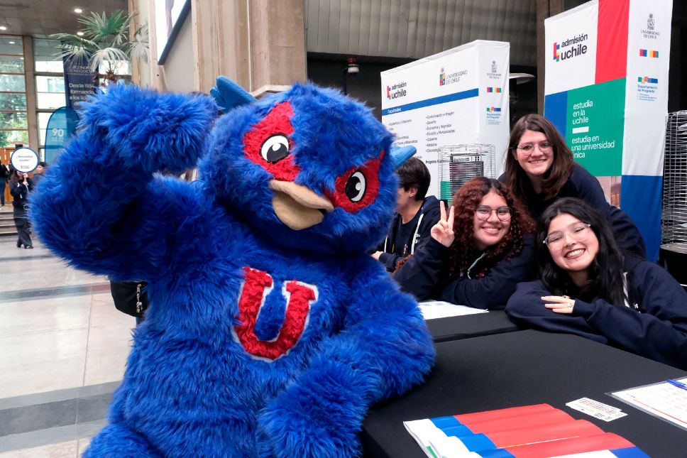 Cerca de mil personas llegaron este sábado 2 de agosto hasta la Facultad de Economía y Negocios de la Universidad de Chile a la Jornada de alternativas de ingreso 2025.
